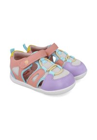 Zapatillas coloridas para niños con material sintético rosa y morado, laterales de malla, correas de Velcro ajustables y suelas de goma.