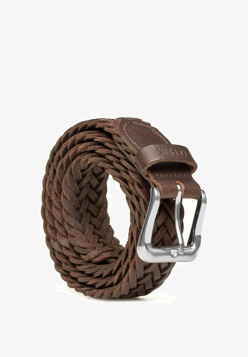 Brązowy pleciony skórzany pasek zwinięty w rulon, z srebrną metalową klamrą oraz przeszytą skórzaną pętlą przy klamrze.