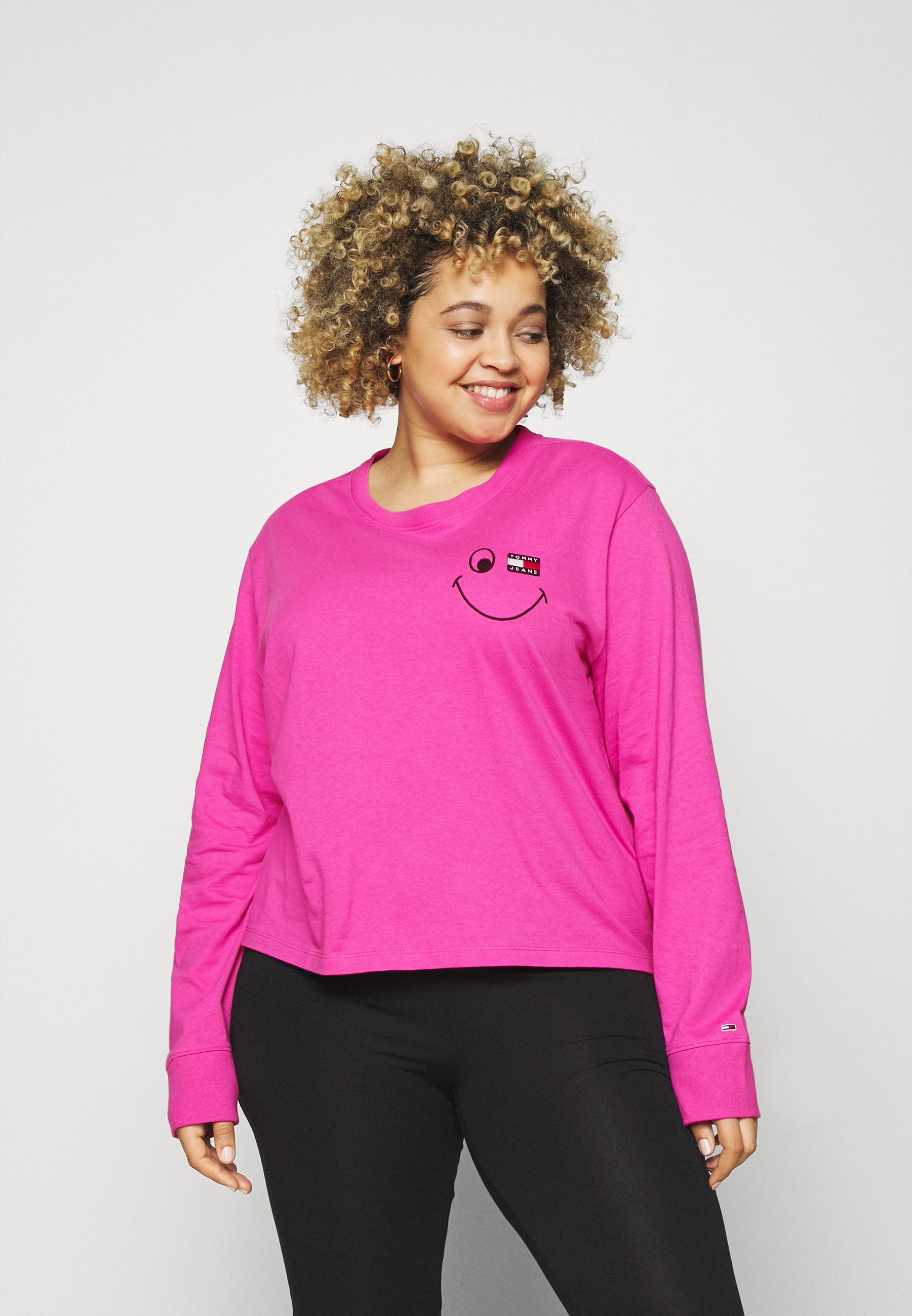 Tommy Jeans Curve TOMMY CENTER BADGE TEE - Long sleeved top - vivid  fuchsia/pink - Zalando.ie