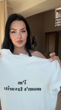 T-shirt bianco in cotone con testo nero che recita "Sono il preferito di mamma," con maniche corte e scollatura rotonda.