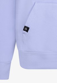 Világos lila pulóver kenguru zsebbel, bordázott mandzsettákkal és szegéllyel. Fekete címke fehér csillaggal a zsebén. Puha tapintású.