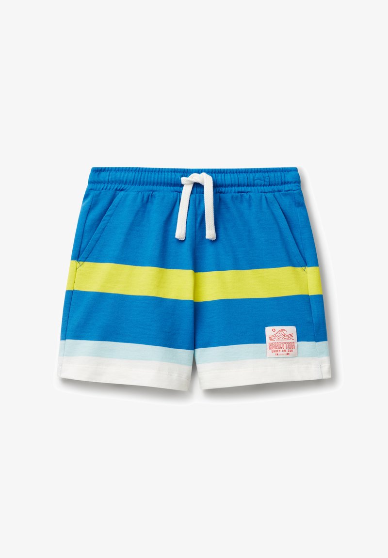 Shorts rayés bleus avec des bandes horizontales jaunes et bleu clair. Comprend un cordon blanc et un patch logo rouge en bas à droite.