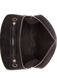 Musta nahkalaukku, jossa on teksturoitu pinta, vetoketjukiinnitys ja kangaspäällysteinen sisustus, jolla on rakenteellinen muoto ja kaksoiskahvat.