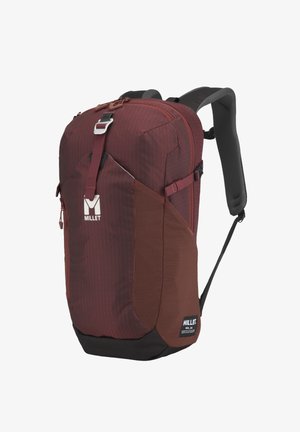Sac à dos Millet marron foncé et noir avec bretelles rembourrées, boucle frontale et poches latérales en mesh, présenté sur un fond blanc.