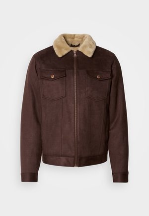 Chaqueta de ante marrón con un collar de piel beige, cierre de cremallera, dos bolsillos en el pecho con botones a presión y puños y dobladillo acanalados.