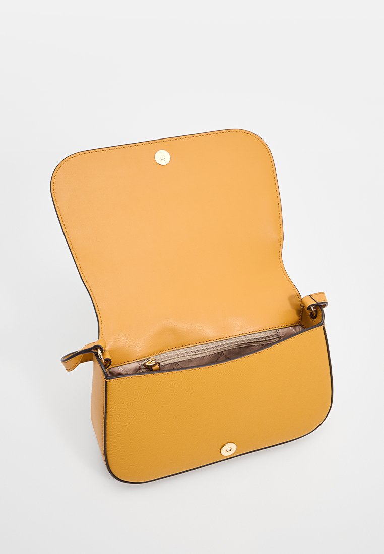 Gelbe Leder-Umhängetasche mit glatter Textur, goldenen Beschlägen und einem oberen Deckel. Innen befindet sich eine Reißverschlusstasche und ein weiches Futter.