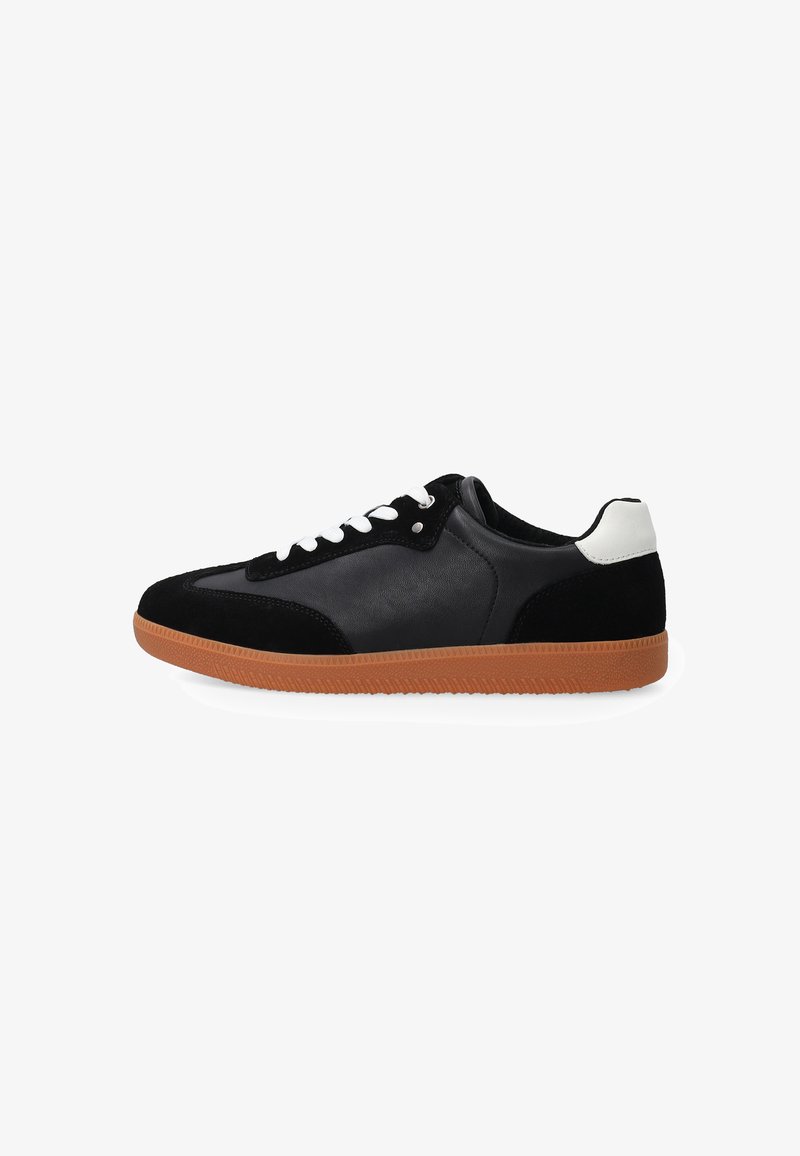 Schwarzer Sneaker aus einer Kombination von Leder und Wildleder, mit weißen Schnürsenkeln und einer braunen Gummisohle. Glatte Oberfläche mit kontrastierenden Texturen.