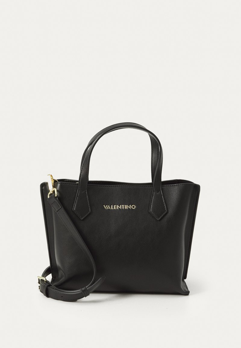 Črna usnjena torba tote z dvema kratkima ročkama in odstranljivim naramnim trakom. Ponaša se z zlatimi oznakami na sprednji strani in ostrimi koti.