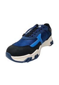 Scarpa da ginnastica navy e nera con tomaia in mesh testurizzato, dettagli blu, lacci elasticizzati e una suola spessa in gomma con dettagli intagliati.