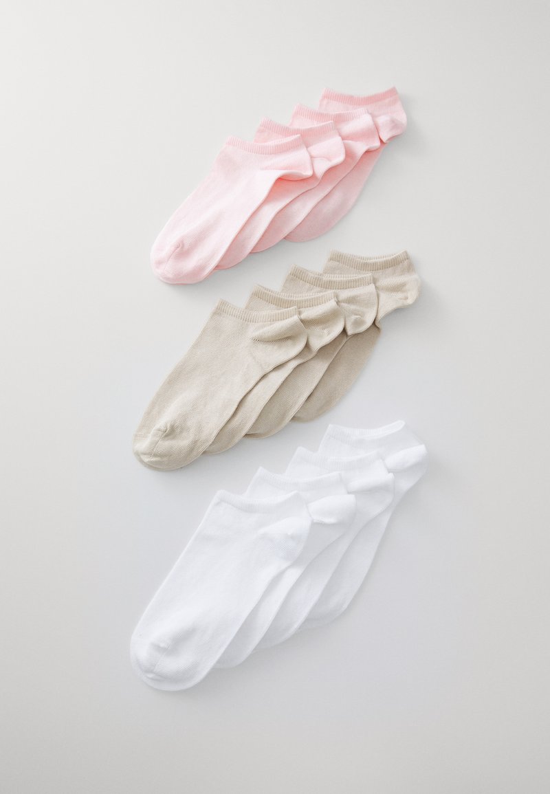 Drei Paar Knöchelsocken in Pink, Beige und Weiß. Hergestellt aus weichem Stoff mit gerippten Bündchen und glatter Textur. Einfaches Design.