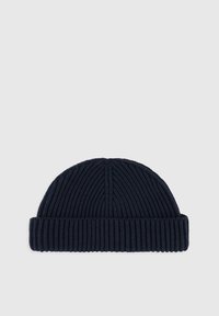 Berretto lavorato a maglia di colore blu navy, con una texture a coste e un risvolto. Parte superiore arrotondata con cuciture verticali, realizzato in filato spesso.