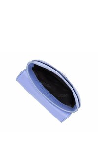 Hellblaues Lederportemonnaie mit glatter Oberfläche, schwarzem Innenraum und Nahtdetails am Rand. Sichtbarer Verschluss.