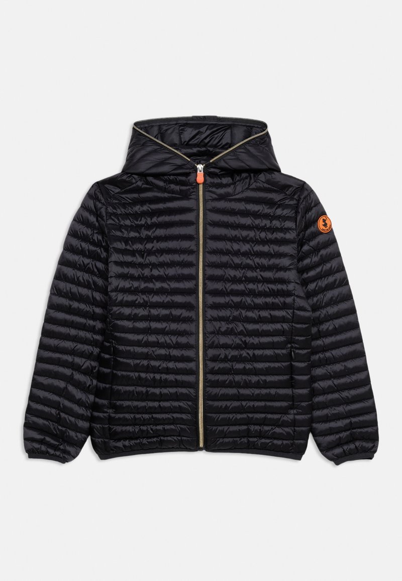 Fekete steppelt kapucnis dzseki elülső cipzárral, rugalmas mandzsettákkal és narancssárga kerek logófolttal a bal ujján.