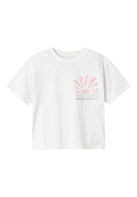 Camiseta de algodón blanca con mangas cortas y cuello redondo. Presenta un gráfico de un sol rosa y el texto "Enjoy" en la parte izquierda del pecho.