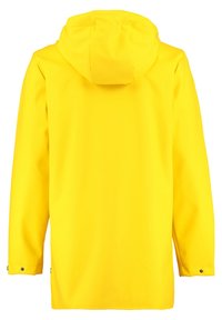 Gelber wasserdichter Regenmantel mit Kapuze, langen Ärmeln und Druckknopfverschluss an den Manschetten, glatter Textur und ohne sichtbare Muster.