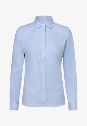 Camicia a maniche lunghe di colore azzurro chiaro, con colletto a punta e bottoni bianchi, mostrata piana su uno sfondo bianco.