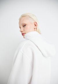 Levi's® ASH HOODIE - Sudadera - bright white