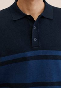 Polo de color navy con cuello y tres botones, con rayas horizontales en diferentes tonos de azul y una tela texturizada.