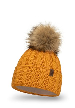 Sennepsgul strikket beanie med ribbet tekstur, der har en faux fur pom-pom på toppen og et lille logo patch på siden.