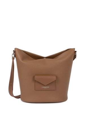 Braune Ledertasche mit strukturierter Oberfläche, großem Hauptfach, dreieckiger Fronttasche und verstellbarem Riemen. Mit geprägtem Markenlogo.