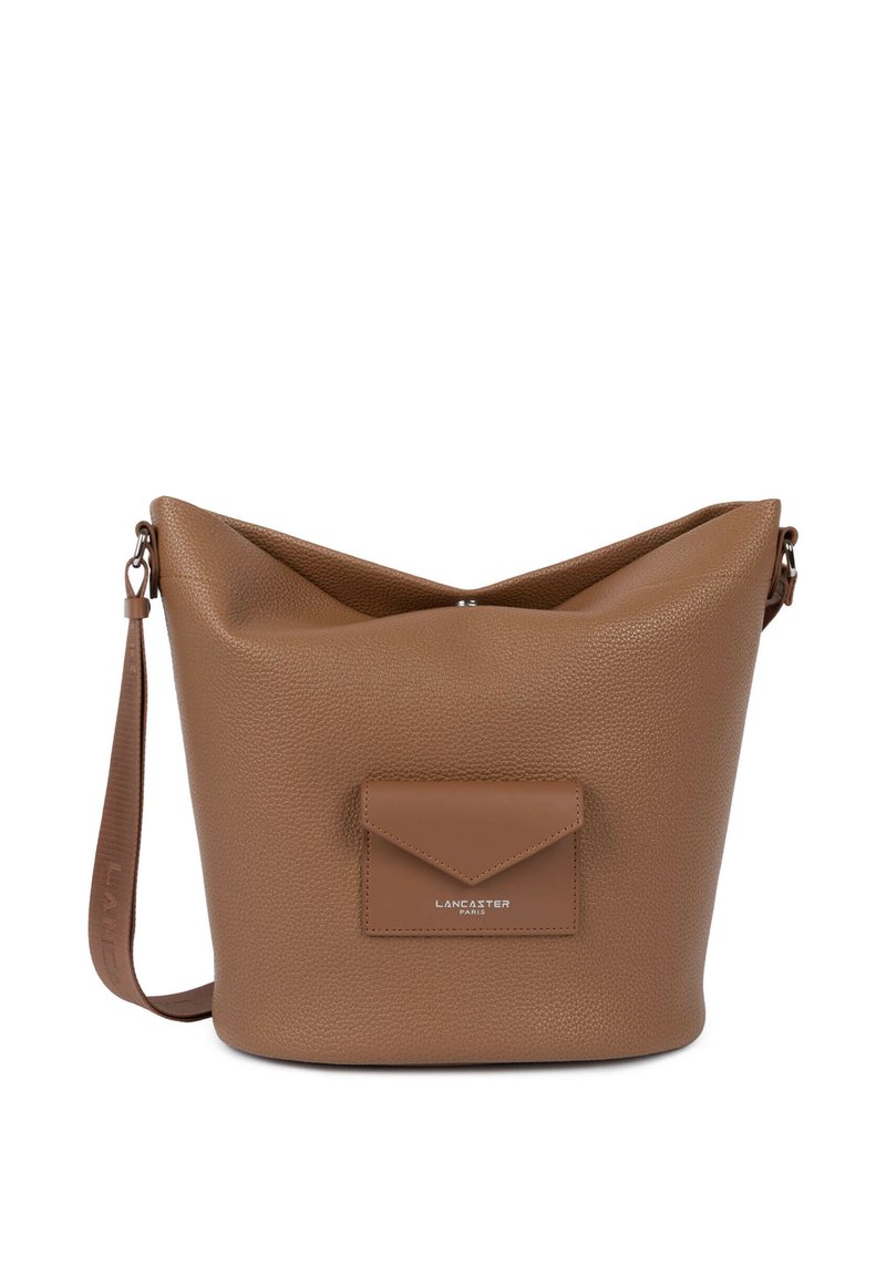 Sac seau en cuir marron avec extérieur texturé, grand compartiment principal, poche frontale triangulaire et bandoulière réglable. Logo de marque embossé.