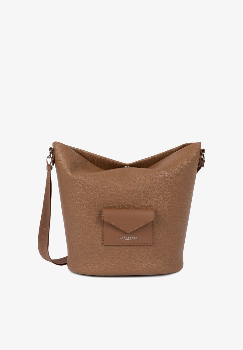 Sac seau en cuir marron avec extérieur texturé, grand compartiment principal, poche frontale triangulaire et bandoulière réglable. Logo de marque embossé.