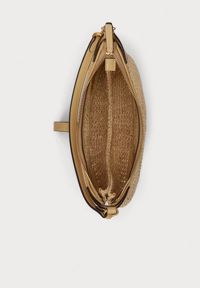 Τσάντα χειρός από δέρμα σε ταν απόχρωση και πλεκτό ψάθινο υλικό με δύο φερμουάρ. Διαθέτει ομαλή υφή και χρυσές μεταλλικές λεπτομέρειες.