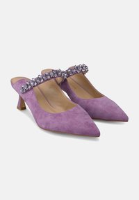 Zapatos de ante morado con tirantes traseros, punta afilada, un tacón bajo y una cinta decorativa de rhinestones a través del empeine. Forro interior suave.