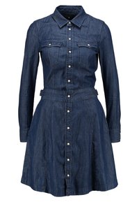 Jeansklänning med lång ärm, krage och framknäppning. Har bröstfickor, midjeband och utsvängd kjol. Mörkblå färg.