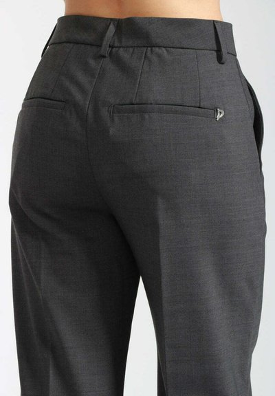 Pantaloni grigi su misura con una texture liscia, tasche posteriori e una vestibilità elegante, con un sottile motivo a quadretti e passanti per cintura.