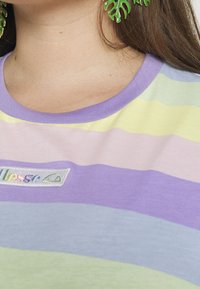 T-shirt rayé multicolore dans des nuances pastel de violet, jaune et vert, avec un col rond et un petit logo brodé.