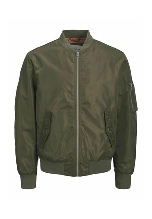 Olivenfarbene Bomberjacke aus glänzendem Material, mit einem Frontreißverschluss, zwei seitlichen Taschen und einer Reißverschlusstasche am Ärmel.