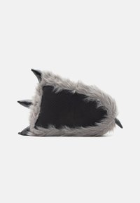 Grijze bontlaarzen met een zwarte, textuurstof ondergrond, puntige zwarte accenten en pluizige randen, gevormd als een klauwvoet.