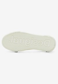 Semelle de sneaker en caoutchouc blanc avec un motif de bande de roulement en zigzag et un logo "Desigual" en relief, avec une texture lisse et une forme arrondie.
