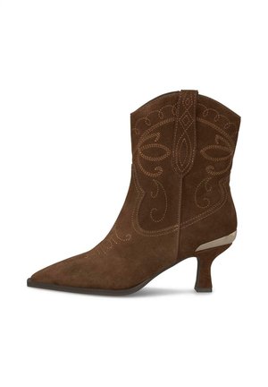 Stivale alla caviglia in suede marrone con punta affusolata, cuciture decorative e tacco di media altezza accentuato da un dettaglio metallico.