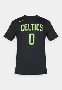 Must mustriga T-särk musta värviga, millel on ereneonroheline tekst "CELTICS" ja number "0". T-särgil on ümar kaelus ja sile kangas, mis annab lõõgastusliku istuvuse.