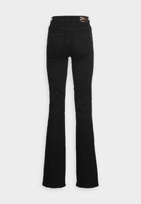 Zwarte flared jeans met een gladde textuur, hoge taille, twee achterzakken en een logo patch op de tailleband.