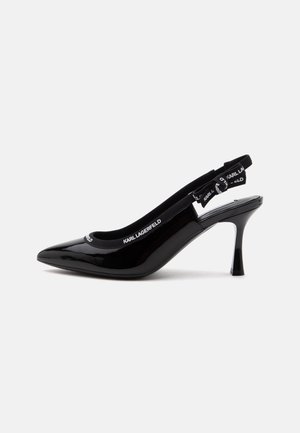 Fekete lakkbőr hegyes orrú slingback magassarkú, közepes sarokmagassággal és márkás rugalmas pánttal, amelyen a „KARL LAGERFELD" felirat olvasható.