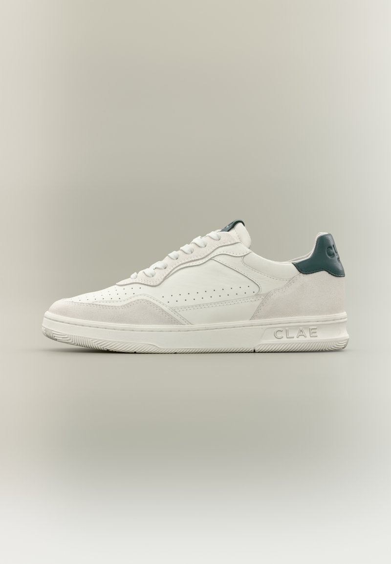 Λευκό χαμηλό αθλητικό παπούτσι με πάνελ από σουέντ και δέρμα, διάτρητη πλευρά, μαύρο ταμπελάκι στη φτέρνα και ανάγλυφη σήμανση "CLAE" στη σόλα.