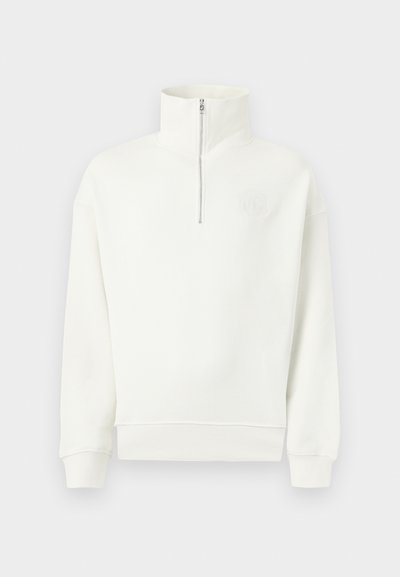 Λευκό μακρυμάνικο φούτερ με ψηλό γιακά και μπροστινό φερμουάρ που φτάνει μέχρι τη μέση, με ριμπ μανσέτες και τελείωμα, παρουσιασμένο σε απλό ανοιχτόφωτο φόντο.