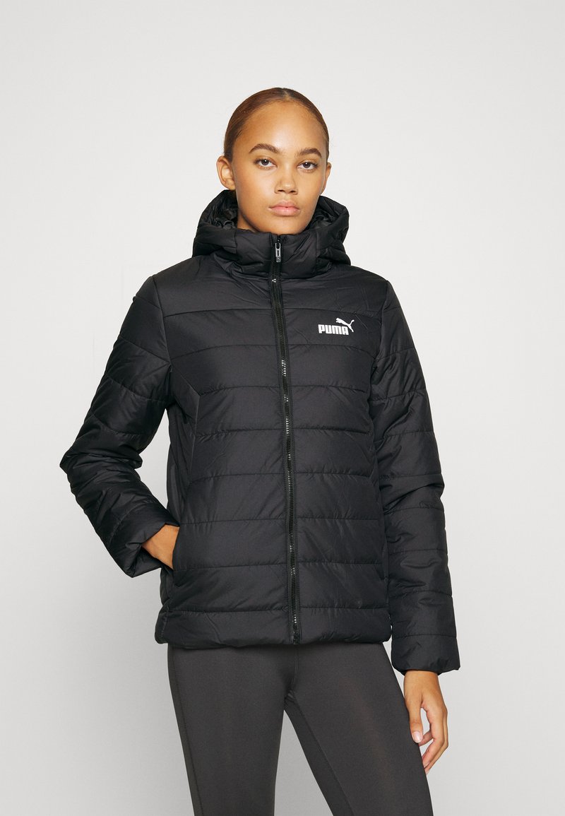 Must must jacket, millel tõmblukuga esipool, kapuuts ja tikkimisdisain. Vasakul rinnal asub väike valge Puma logo.
