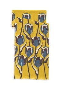 Gul tørklæde med blomstermønster i blå og mørkebrune tulipaner. Kanterne er frynset. Branding "nice things" er synlig.