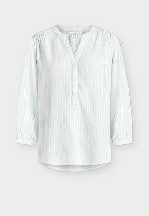 Chemise rayée vert clair, tissu léger, col rond, patte de boutonnage, manches trois-quarts avec poignets élastiques, ourlet arrondi.