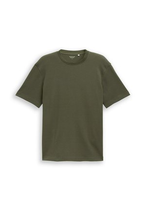 T-shirt manches courtes de couleur vert olive, fabriqué en tissu texturé. Il présente un col rond et une coupe décontractée sans logo de marque visible.
