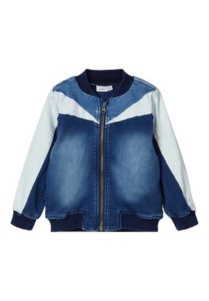 Chaqueta bomber azul para niños con cremallera frontal, cuello, puños y dobladillo acanalados, y paneles azul claro en los hombros y mangas.