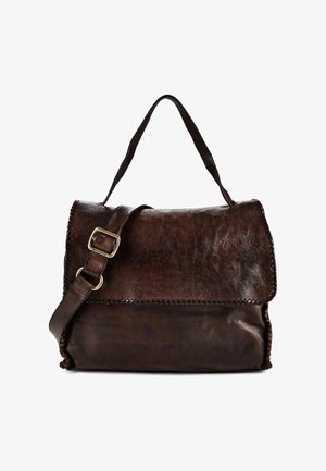 Donkerbruine lederen schoudertas met klepsluiting, verstelbare riem met metalen gesp en decoratieve stiksels langs de randen.