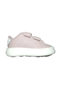 Sneakers rosa chiaro con una finitura liscia, doppie cinghie in velcro, suola bianca e dettagli perforati lungo i lati per la traspirabilità.