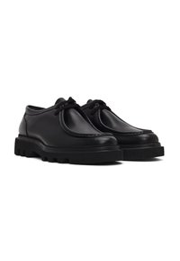 Zwarte leren schoenen met een ronde neus, gestikte details en een stevige rubberen zool met duidelijke groeven. Veters gestrikt aan de voorkant.