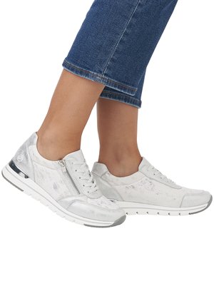 Baskets blanches avec une surface texturée, dotées d'un zip et de lacets, d'une semelle rembourrée, d'accents sur les côtés et d'un design moderne.