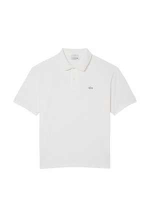Weißes Poloshirt aus Baumwolle, mit einem Kragen, einer Zwei-Knopf-Leiste und einem kleinen gestickten Logo auf der linken Brust. Kurze Ärmel.